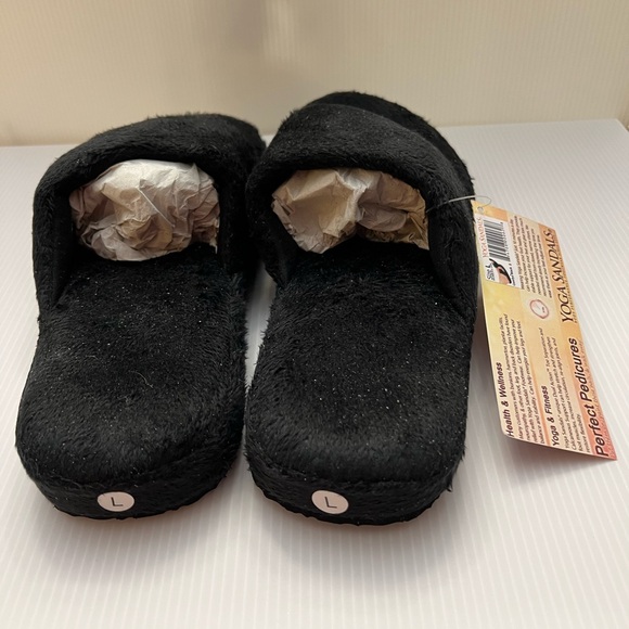 NWT Women’s black yoga, sandals, slippers comfys size large - Picture 2 of 5